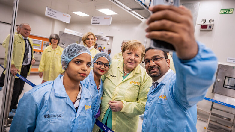Bundeskanzlerin Angela Merkel macht in Neu-Delhi ein Selfie mit Mitarbeitern beim Besuch der Continental Automotive Components India.