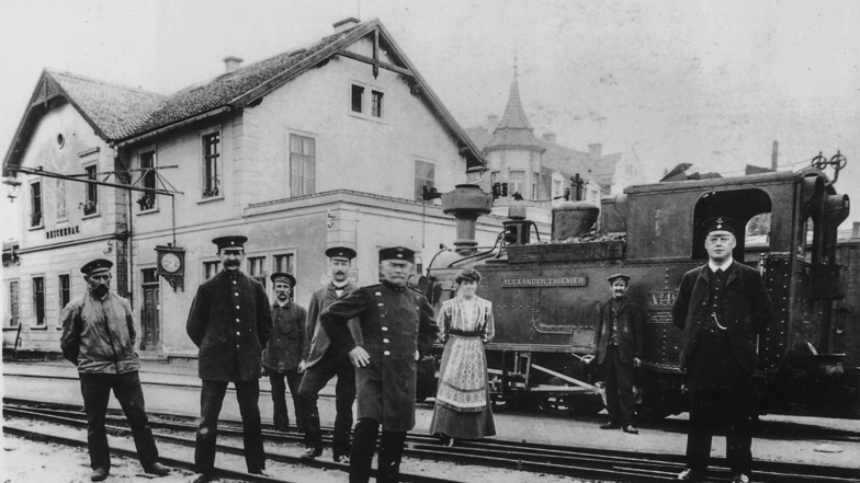 Am Hauptbahnhof an der ehemaligen Bahnhofstraße in Reichenau erwarten die Bahnbeamten um 1900 die Ankunft des nächsten Zuges. Rechts die Lok „Alexander Thiemer“.