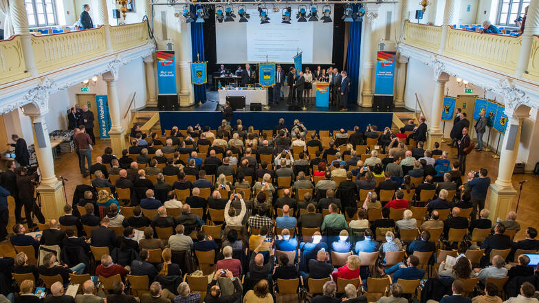 Delegierte des sächsischen Landesverbandes der Alternative für Deutschland (AfD) sitzen im Plenum ihres Parteitags. 
