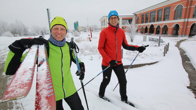 Dorit und Jens Voigtländer fahren bei winterlichen Bedingungen gern mit den Skiern auf Arbeit. Der Weg übers Feld ist sogar etwas kürzer als der auf der Straße.