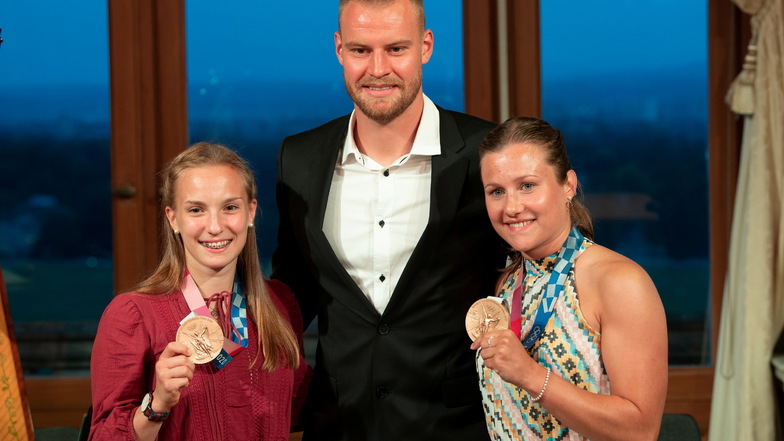 Der Dynamo-Kapitän Sebastian Mai mit den Wasserspringerinnen Tina Punzel (r.) und Lena Hentschel, die in Tokio Bronze im Synchronspringen vom Drei-Meter-Brett gewonnen hatten.