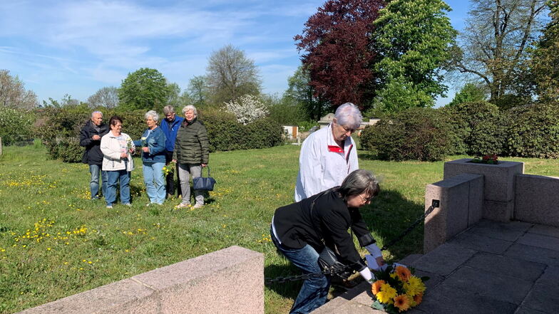 Mitglieder der Großenhainer Linkspartei legen Blumen am sowjetischen Ehrenmal nieder.