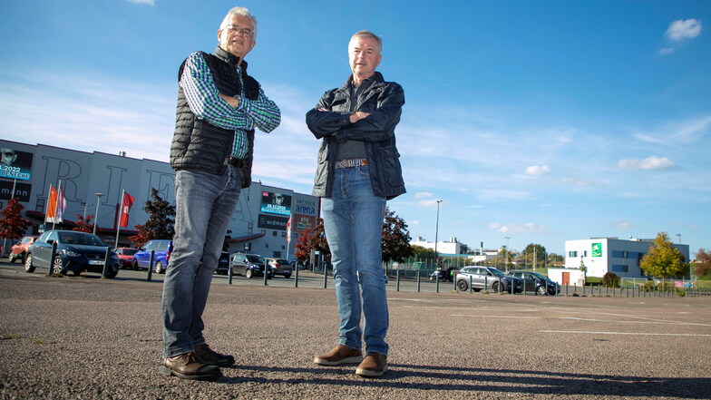 Der Parkplatz vor der Riesaer Arena soll am Dienstagabend Schauplatz einer Protestaktion des Wirtschaftsforums werden. Im Bild: Dessen Sprecher Kurt Hähnichen (l.) und Matthias Mückel.