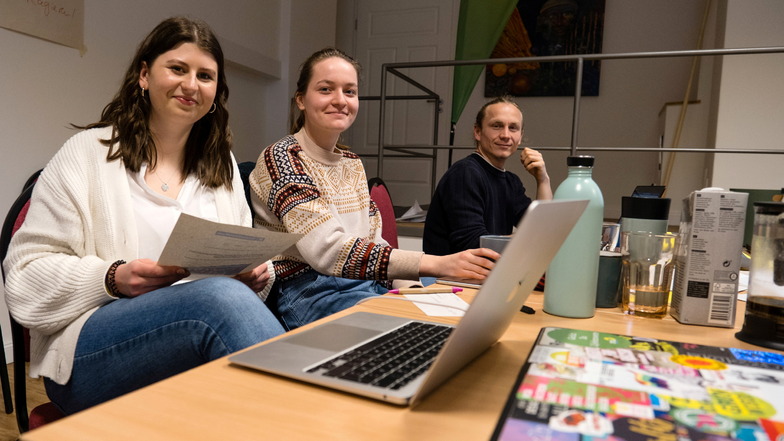 Helena Schuettler, Hannah Krause und Tiberus Möller (v. links) von der Grünen Jugend waren sofort bereit, im Ukraine-Hilfsbüro von Franziska Schubert auf der Jakobstraße in Görlitz mitzuhelfen.