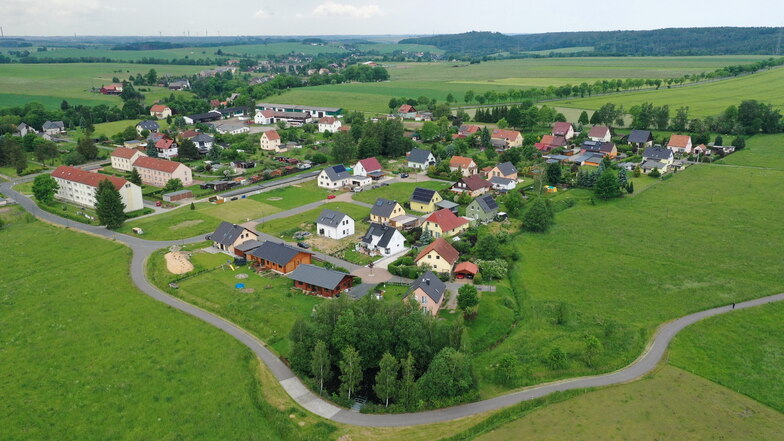 Ein Blick auf das Wohngebiet am Pfarrbusch im Klingenberger Ortsteil Colmnitz. Dieses soll jetzt um 14 Bauplätze nach Osten erweitert werden. Im Foto ist das die Fläche rechts.