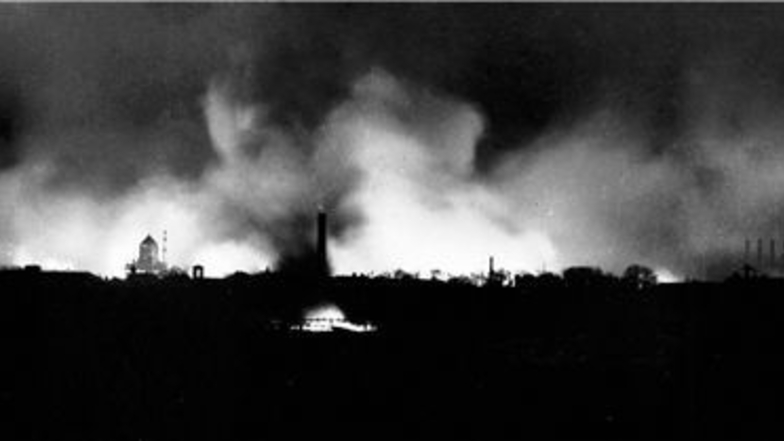Dieses Bild vom Feuersturm in Dresden besteht aus drei aneinandergeklebten Fotografien. Aufgenommen wurden sie in der Nacht vom 13. zum 14. Februar 1945.Fotos: , Privat (3)