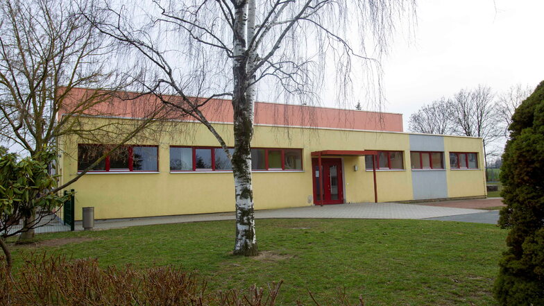 Das Dach der Schulturnhalle in Mohorn muss dringend saniert werden. Das Rathaus in Wilsdruff hat die Finanzierung dafür gesichert.