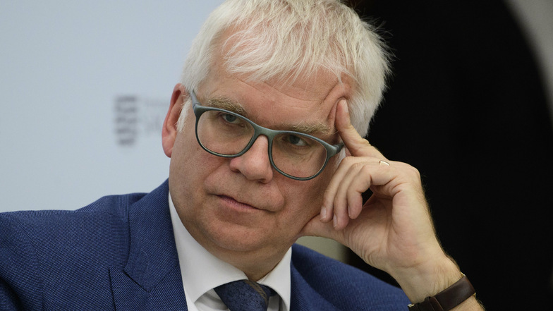 Finanzminister Hartmut Vorjohann muss ein Milliardendefizit im Landeshaushalt decken.