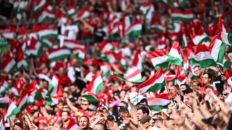 Ungarns Fans feiern im Stuttgarter Stadion schonmal vor.