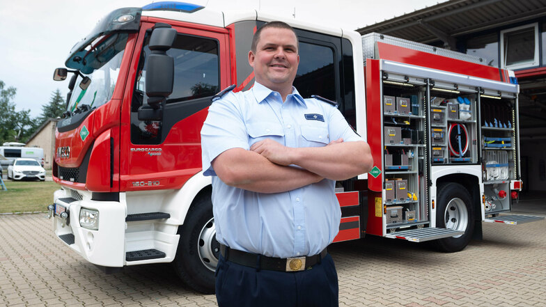 Frank Höhme, Chef der Radeberger Feuerwehr, vor dem neuen Löschwagen HLF 10. Er wird mit Erdgas angetrieben. Die Stadt würde gern solch einen Wagen anschaffen.
