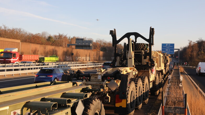 Auf der A4 in Hellerau stehen am Freitag US-Militärfahrzeuge.