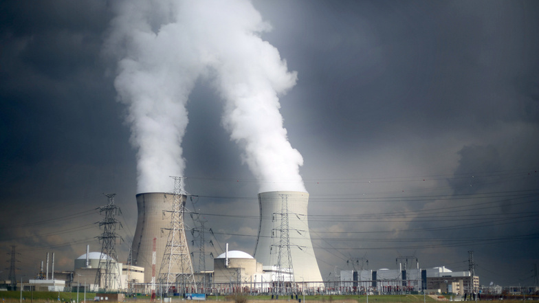 Wasserdampf steigt aus den Kühltürmen eines Atomkraftwerkes. Die AfD plädiert für die Energiequelle in der Lausitz. Aber es gibt Widerstand.