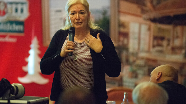 Barbara Lässig spricht auf einer Veranstaltung des Fernsehturmvereins.