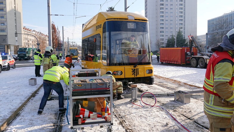 Am Pirnaischen Platz in Dresden ist eine Straßenbahn entgleist, was zu starken Verkehrseinschränkungen führt.