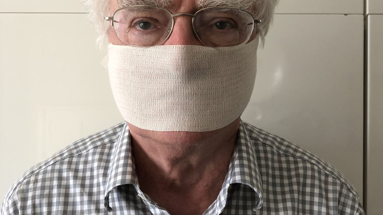 Der Kaufhaus-Investor mit Mundschutz: In seinem Blog zeigt er, wie mit eifnachen Mitteln eine Maske gebastelt werden kann.