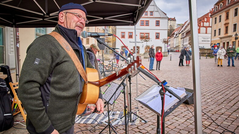 Am 8. Mai ist er wieder mit Musikerfreunden und Rednern auf dem Pirnaer Markt: Peter Lippert.