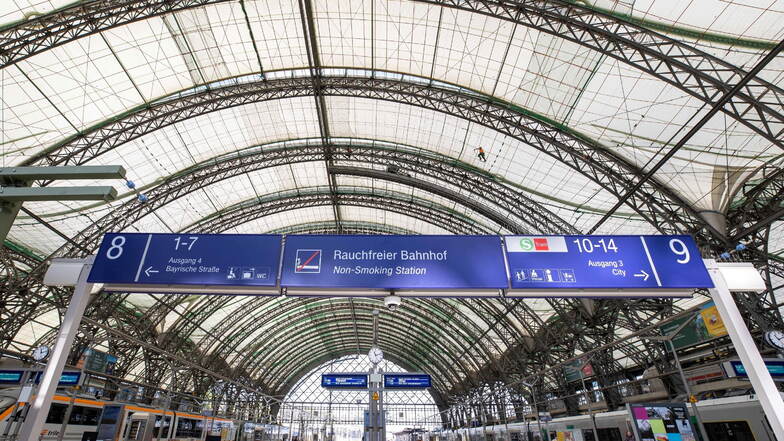 Spezialisten haben Netze unter dem Dach des Hauptbahnhofs gespannt - eine Vorbereitung für den Tausch der Dachmembran.