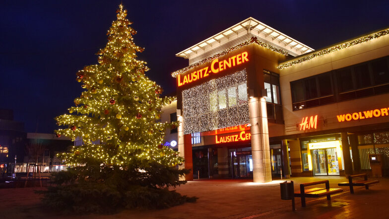 Das Lausitz-Center ist auch in diesem Jahr wieder ein Weihnachts-Center, samt perfekt geschmücktem Baum auf dem Lausitzer Platz.