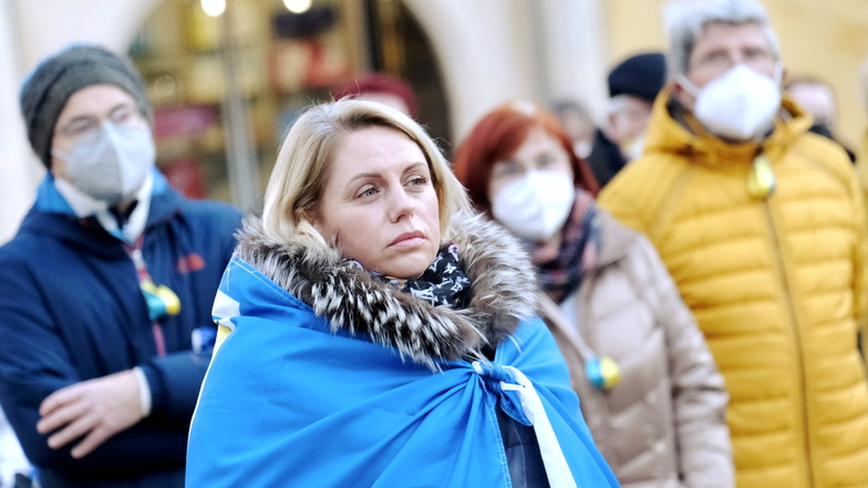 Telefoniert mehrmals täglich mit der Heimat: Die Ukrainerin Nataliya Vogel-Litvinenko, hier auf der Friedensdemo am Dienstagabend in Meißen.