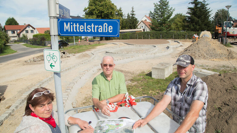 Heidrun Hennersdorf, Werner Müller und Andreas Otto (von links) stehen an der Baustelle Rosengarten in See. Neben den namensgebenden Rosensträuchern sollen auch zwei Bäume gepflanzt werden und der Sitzecke Schatten spenden.