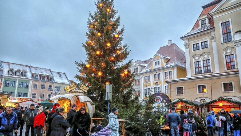 Zahlreiche Besucher kamen auf dem Löbauer Weihnachtsmarkt.