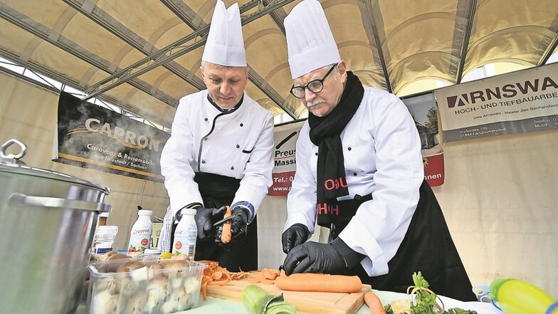 Steffen Fleischer (rechts) und Mathias Wenke beim Gemüseschnippeln.