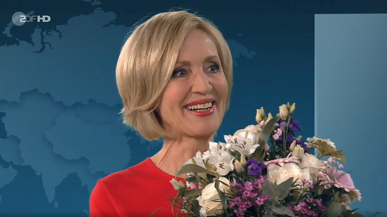 Die Journalistin Petra Gerster bekam bei ihrer letzten Sendung im ZDF einen Blumenstrauß überreicht.