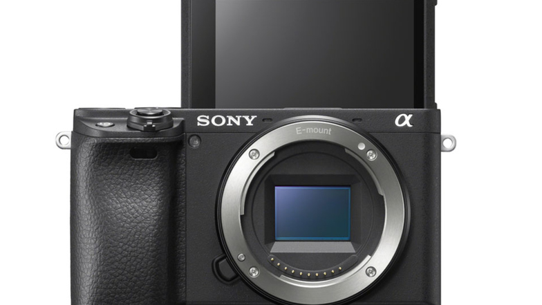 Spiegellos, schwarz und schnell: die Sony Alpha 6400