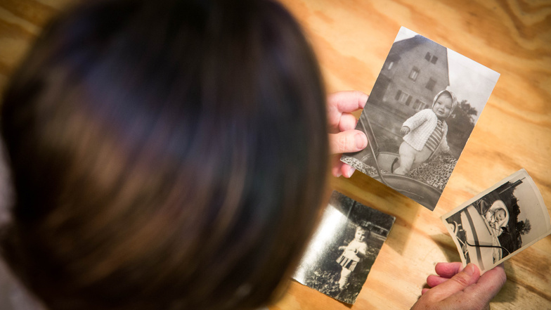 Fotos aus ihren Kindertagen: Rita ist darauf anderthalb, zwei Jahre alt. Die Bilder entstanden an Wochenenden, wenn sie bei ihren Eltern zu Hause war.