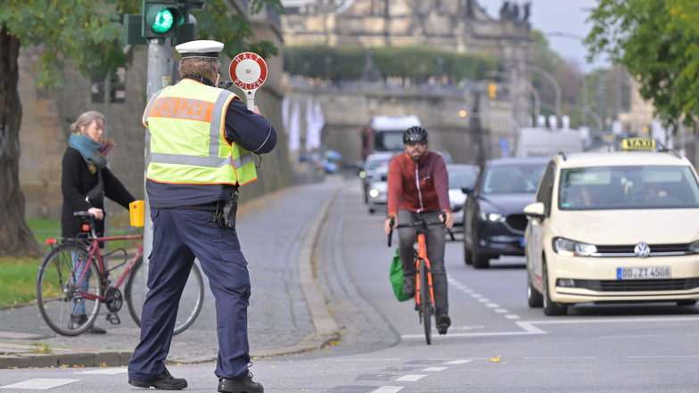 Polizei belohnt korrektes Auto- und Fahrradfahren in Dresden mit Gutscheinen