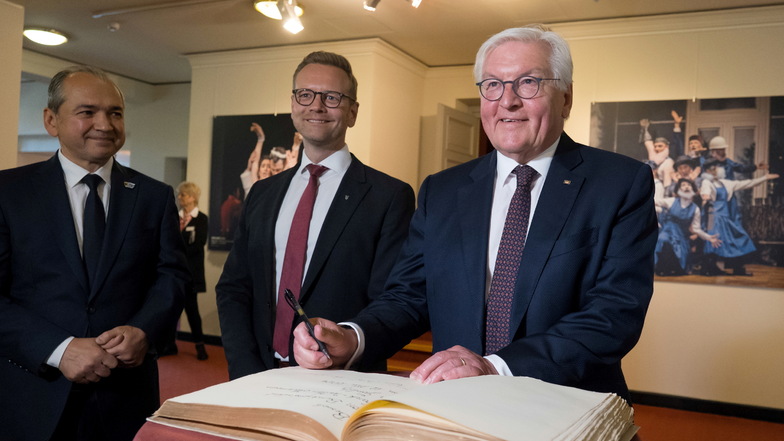 Im Mai besuchte Bundespräsident Frank-Walter Steinmeier (re.) eine Aufführung des Rietzschel-Stücks "Das beispielhafte Leben des Samuel W." im Görlitzer Theater. In der Mitte freut sich Intendant Daniel Morgenroth.