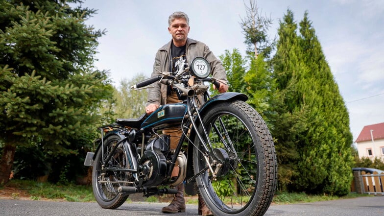 Thomas Berke von den Heimatfreunden Keulenberg ist am Sonntag beim Kraftrad Bergsteigen mit seiner DKW E200 Baujahr 1927 dabei. Er hofft trotz des angekündigten schlechten Wetters auf viele Gleichgesinnte mit ihren historischen Motorrädern.