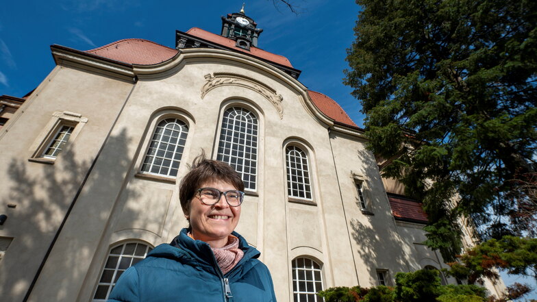 Nicola Emmrich vor Südseite der Kirche in Moritzburg. Die Fenster müssen saniert werden, sagt sie.
