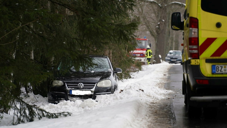 Der 62-jährige Fahrer eines VW kam aus bisher ungeklärter Ursache in Doberschau-Gaußig von der Straße ab.