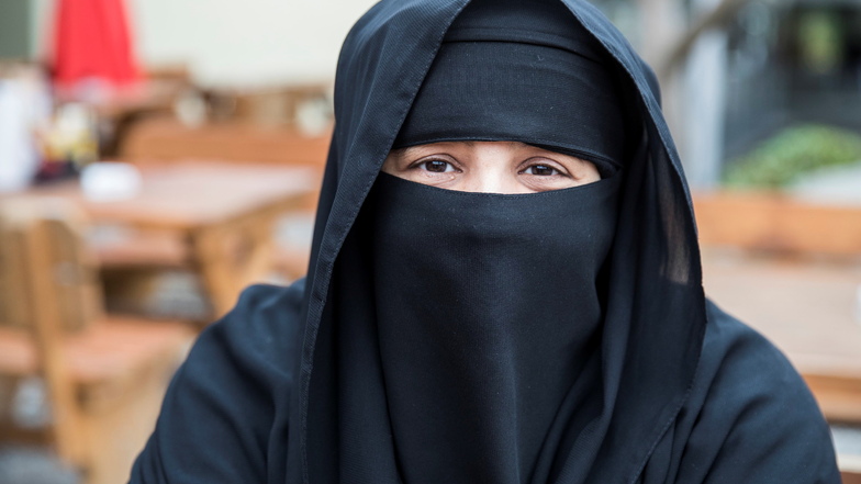 Die Schweiz verbietet muslimischen Frauen künftig die Verschleierung mit Nikab oder Burka in der Öffentlichkeit.