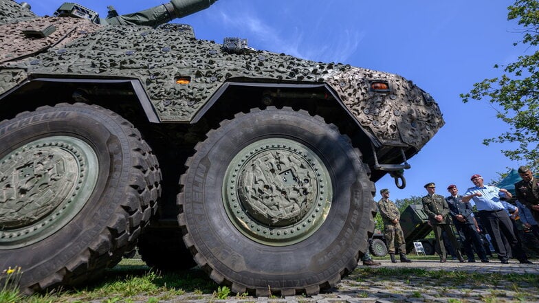 Der Prototyp eines selbstfahrenden Artilleriegeschützes "Howitzer - RCH 155" bei der Technikschau  in der Offiziersschule des Heeres in Dresden.