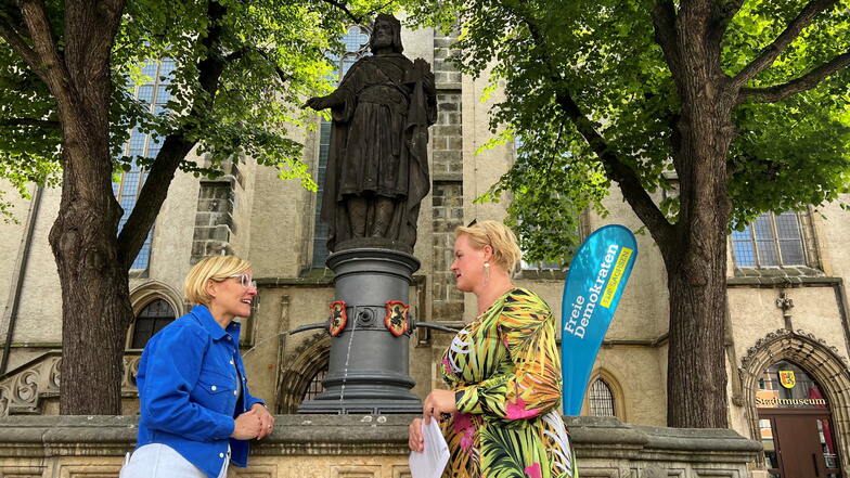 Im Gespräch: Bürgermeisterin Anita Maaß (l.) und Projektkoordinatorin Simone Panitz. Heinrich I. schaut zu.