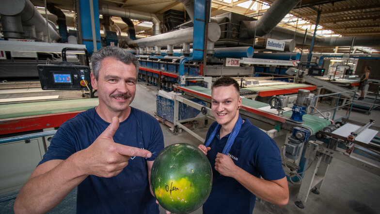 Heiko Burzinski (links) und Robert Naumann erfrischen sich in der 50 Grad heißen Produktionshalle von Kerateam in Leisnig mit Melone.