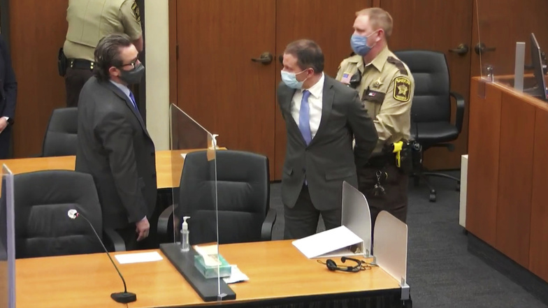Der Angeklagte, der ehemalige Polizeibeamte Derek Chauvin, wird nach der Verlesung der Urteile in Gewahrsam genommen.