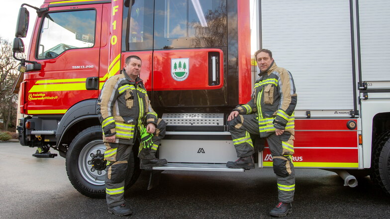 Das neue LF10 der Ortswehr Herzogswalde mit Ortswehrleiter Uwe Zschunke (links) und Heiko Fritzsche.