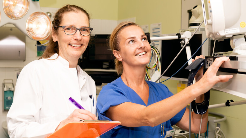 Dr. Wilma Aron (links) ist Chefärztin der Medizinischen Klinik im Krankenhaus Bischofswerda, Verena Liebsch obliegt die pflegerische Leitung der Notaufnahme. In den kommenden Monaten wird umgebaut, um Patienten noch besser betreuen zu können.