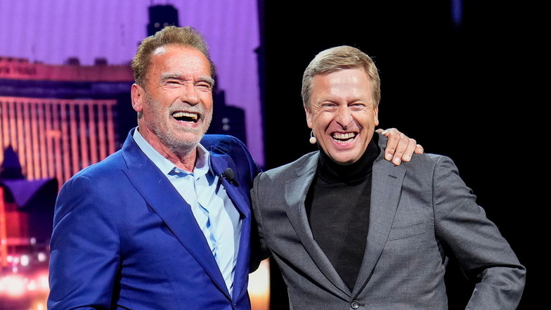 Arnold Schwarzenegger und BMW-Chef Oliver Zipse auf der Bühne.