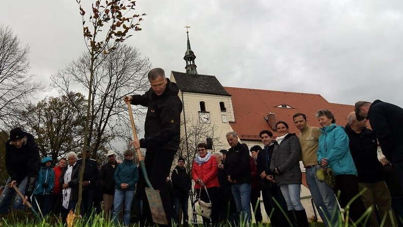 Rico Buberek vom Heimatverein Jahna und Ralf Vogt pflanzten nahe der Kirche von Jahna eine Blutbuche zu Ehren des Reformators. Der Verein ersetzt damit einen Baum, der vor zwei Jahren umgebrochen worden ist.