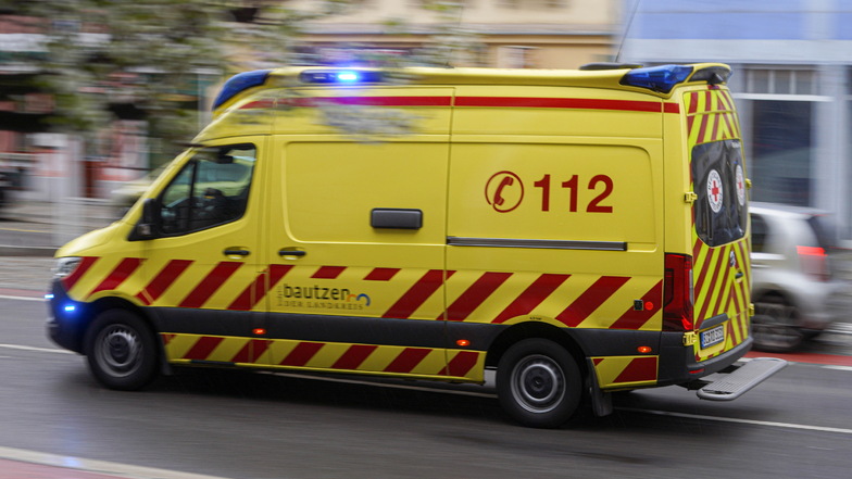 Rettungskräfte mussten einen Mann ins Krankenhaus bringen, der in Kamenz mit seinem Fahrrad gestürzt war.