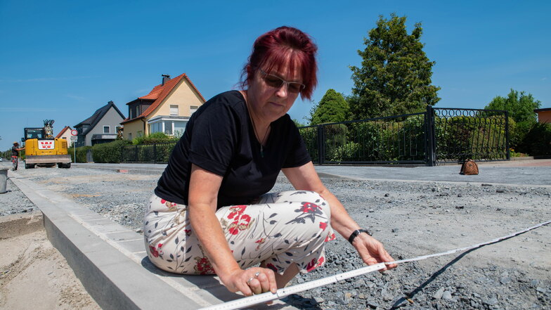 SZ-Redakteurin Kathrin Krüger vermisst die künftige Fahrbahn am Bornweg. Die ist 4,56 Meter breit, also wie zuvor. Anwohner beschweren sich, dass der Fußweg zu breit geworden sei.