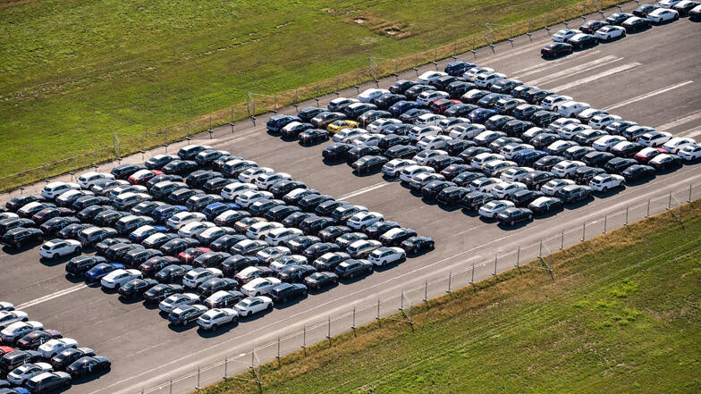 Neuwagen auf Halde im VW-Auslieferungslager Lehrte. Die Autobauer hoffen auf finanzielle Kaufanreize vom Staat.