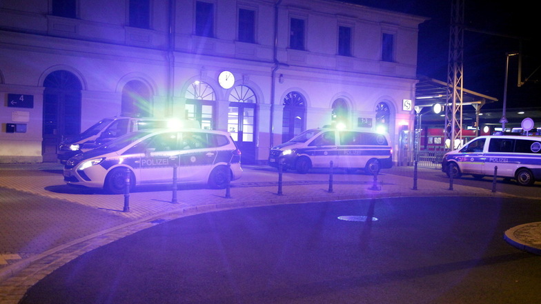 Die Polizeikräfte fahren am Bahnhof Pirna vor.