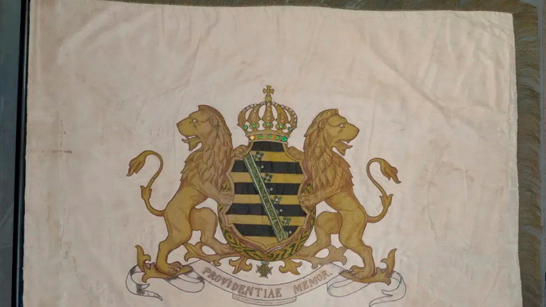 Die aufwendig restaurierte Fahne der Radeburger Schützengesellschaft, von König Albert 1875 gestiftet.