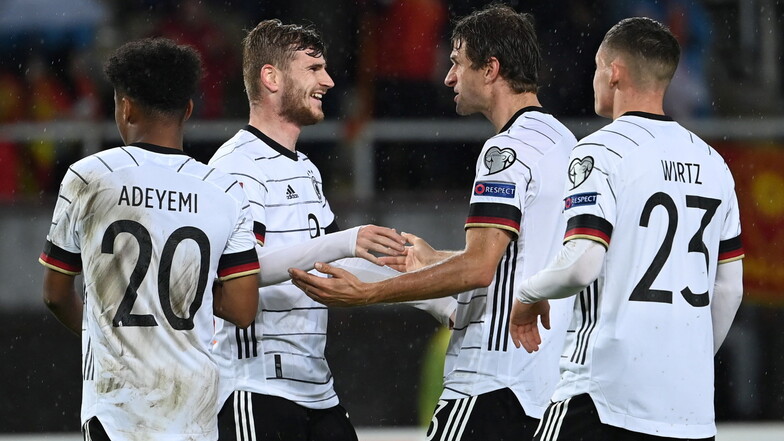 Thomas Müller ist der erste Gratulant: Dem zweifachen Torschützen Timo Werner ist schon nach seinem ersten Treffer die Erleichterung anzusehen.