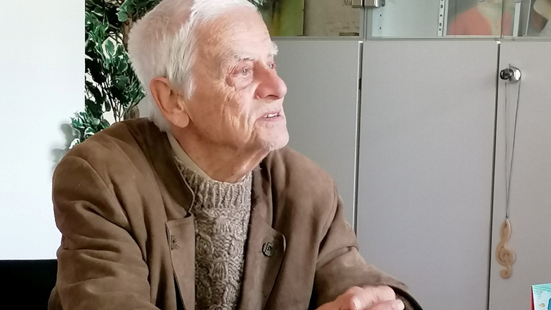 Johannes Oelsner gibt im Alter von 90 Jahren noch Geigenunterricht an der Döbelner Musikschule.